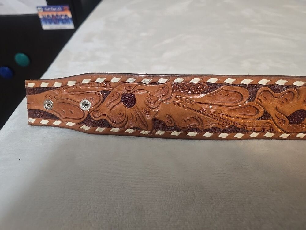 vintage leather belt featuring intricate tooling. Mexico Size 32